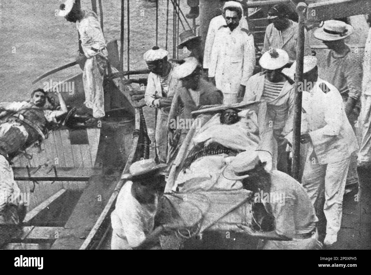 ''la fin de l'Emden"; les blesses de "Emden" sont embarquées à bord du "Sydney", qui tient le reste de l'équipement, 1914. De "l'Album de la guerre 1914-1919: Volume I". [L'Illustration, Paris, 1926]. Banque D'Images