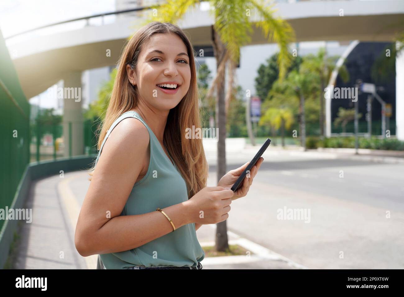 Jeune entrepreneur marchant dans une ville naturelle moderne le matin Banque D'Images