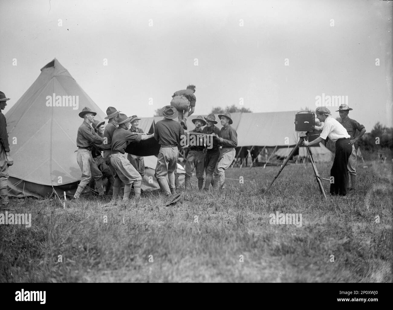 Garde nationale de Washington D.C. - Tactiques sur le terrain, 1915. Photographe avec appareil photo. Banque D'Images
