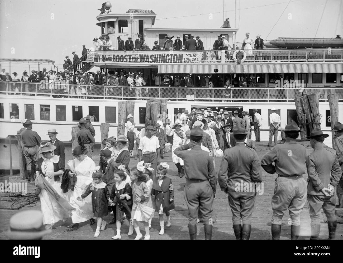 Garde nationale de Washingont D.C., femmes et enfants quittant le bateau au retour de M. et M. et N.G., 1916. Banque D'Images