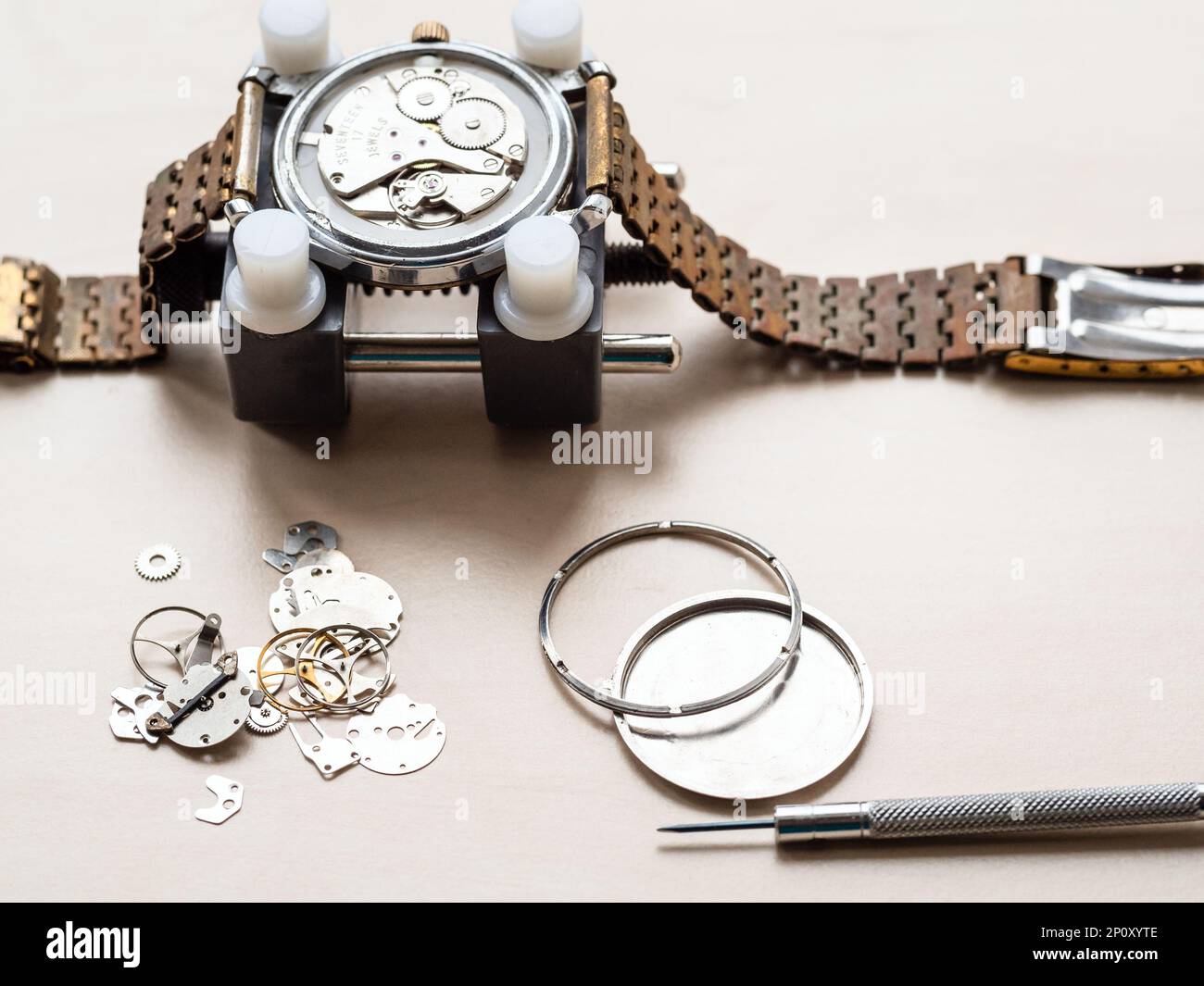 pièces de rechange pour ancienne montre-bracelet sur table en bois dans l'atelier horloger Banque D'Images