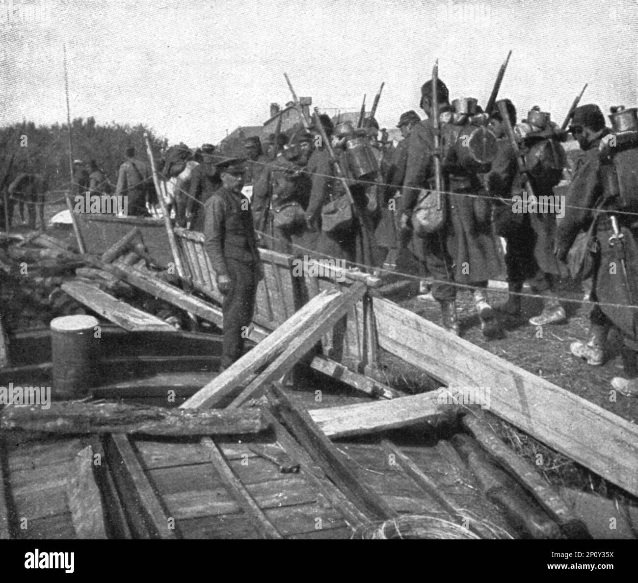 ''Passant les falaises de l'Aisne; un pont sur l'Oise improvisé par le génie', 1914. De "l'Album de la guerre 1914-1919: Volume I". [L'Illustration, Paris, 1926]. Banque D'Images