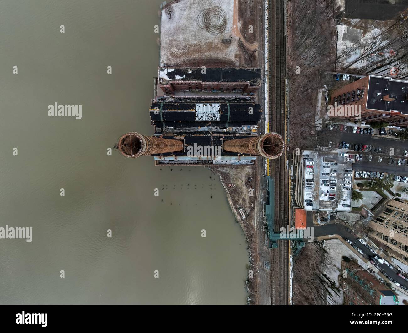 Vue aérienne de deux cheminées industrielles rustiques sur le fleuve Hudson à New York Banque D'Images