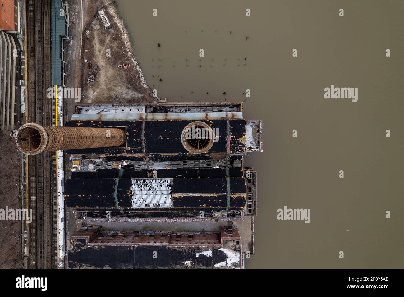 Vue aérienne de deux cheminées industrielles rustiques sur le fleuve Hudson à New York Banque D'Images