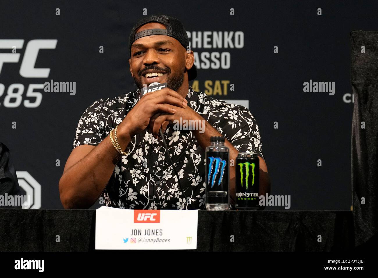 LAS VEGAS, NV - 2 mars: Jon Jones parle avec la presse et les fans à MGM KA Arena pour UFC 285 -Jones vs Gane : Conférence de presse sur 2 mars 2023 à Las Vegas, NV, Etats-Unis. (Photo de Louis Grasse/PxImages) Banque D'Images