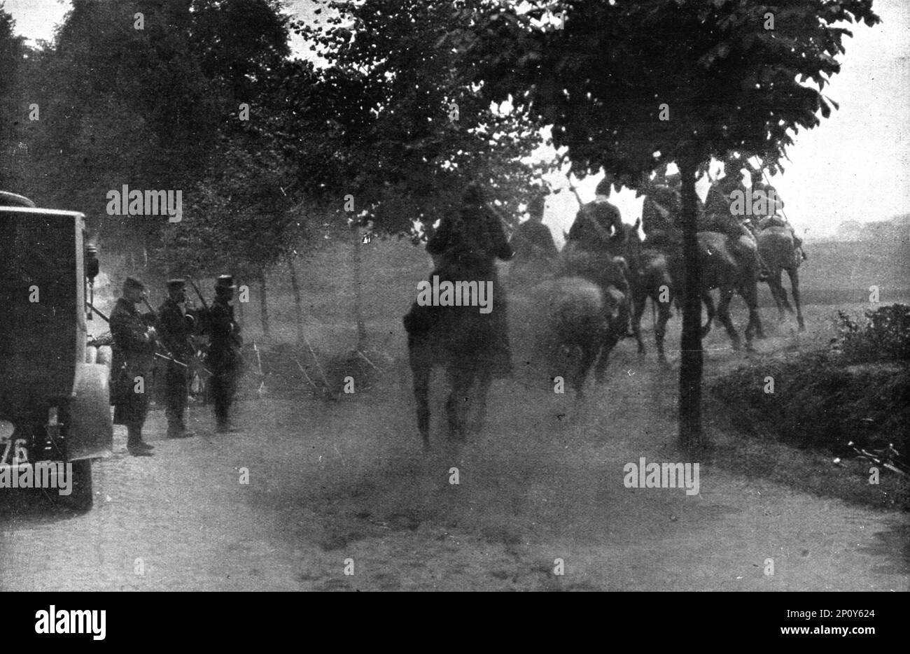 ''Ecrases par le nombre; la cavalerie belge, construction au contact au combat de l'ennemi s'ampuise a ralentir l'avance progressive du celui-ci', 1914. De "l'Album de la guerre 1914-1919, Volume I" [l'Illustration, Paris, 1924]. Banque D'Images