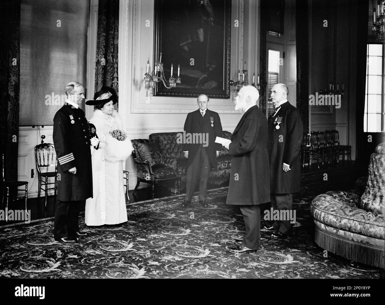 Sir Arthur Henry Rostron, capitaine de Cunard Liner 'Carpathia'; James Bryce, ambassadeur de Grande-Bretagne, Médaille du Titanic à Rostron, 1913. Le RMS Carpathia, chapeauté par Rostron (à gauche), a secouru des centaines de survivants du RMS Titanic après que le navire a coulé en 1912 au milieu de l'océan Atlantique Nord. James Bryce (2nd à droite) a remis à Rostron la médaille d'or du Congrès à l'ambassade britannique à Washington. À côté de Rostron se trouve son épouse, Ethel Minnie Stothert. Banque D'Images