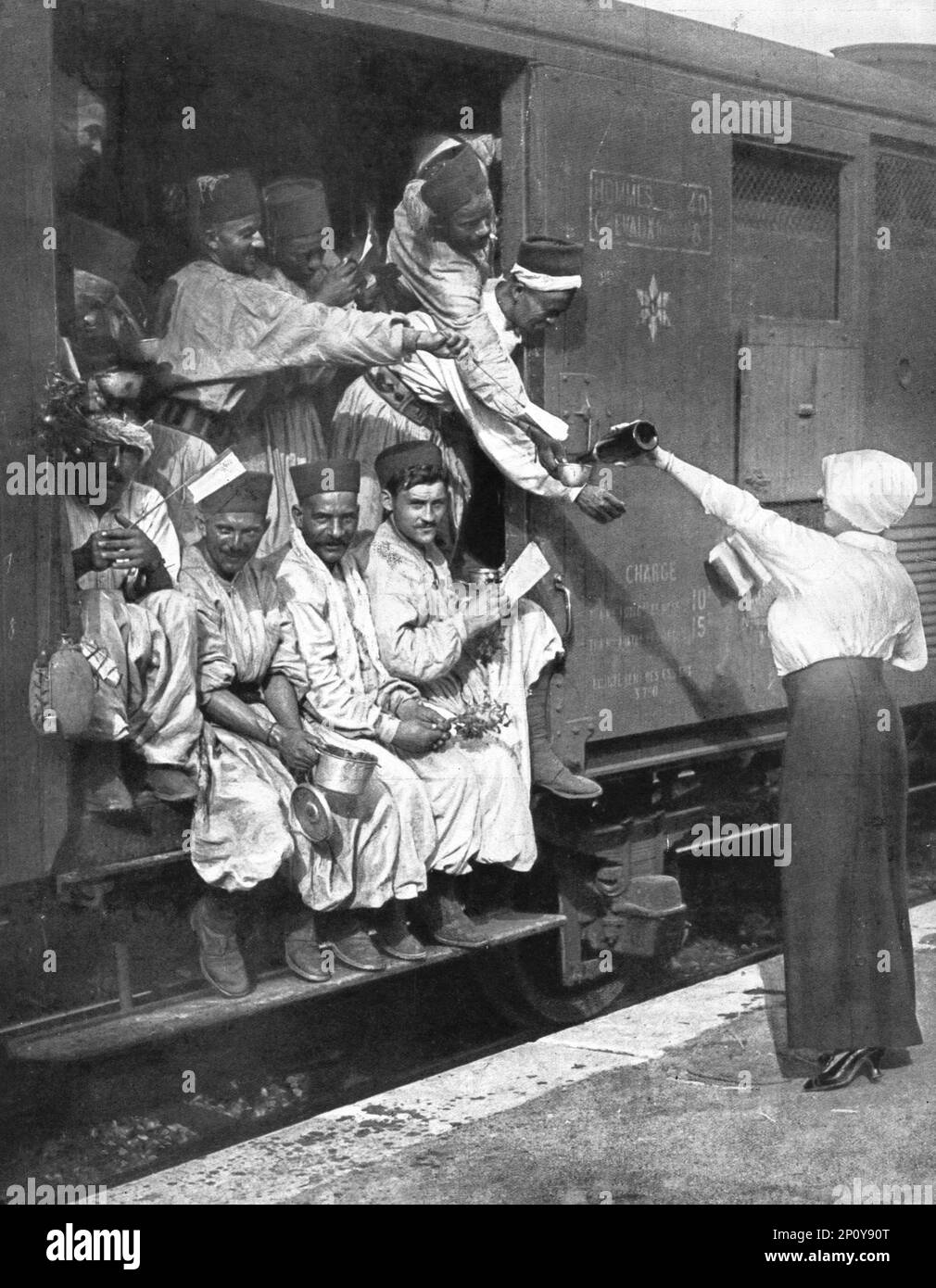 ''les Turcos; un arrêt dans une Gare d'un train de tirailleurs', 1914. De "l'Album de la guerre 1914-1919, Volume I" [l'Illustration, Paris, 1924]. Banque D'Images