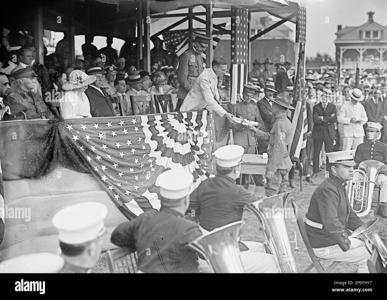 [Président Woodrow] Wilson [2nd à gauche] sur le banc d'examen, 1917 ou 1918. L'homme qui présente les certificats est Newton Diehl Baker, secrétaire de la guerre. Banque D'Images