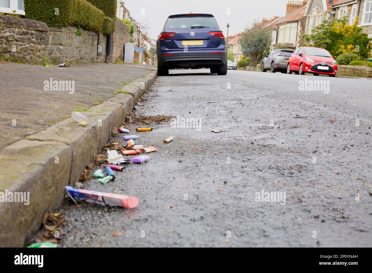 Beaucoup de cigarettes de vape fume dans la rue Banque D'Images