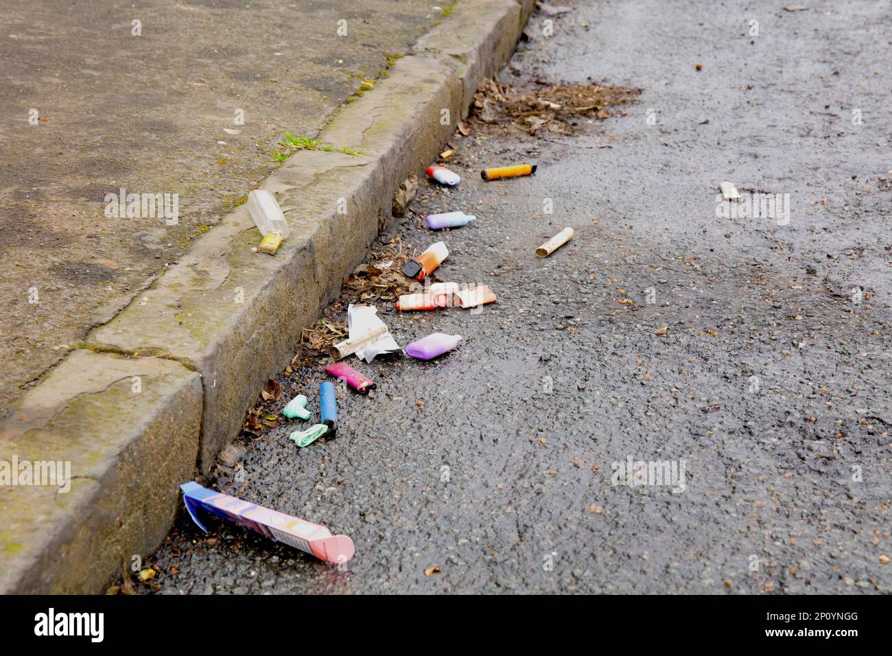 Beaucoup de cigarettes de vape fume dans la rue Banque D'Images
