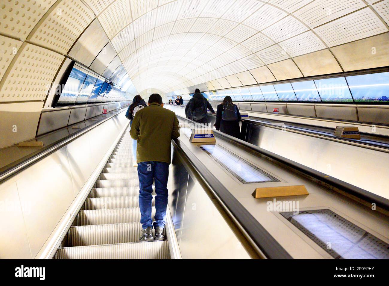 Londres, Angleterre, Royaume-Uni. Gare de Bond Street sur la ligne Elizabeth - métro de Londres Banque D'Images