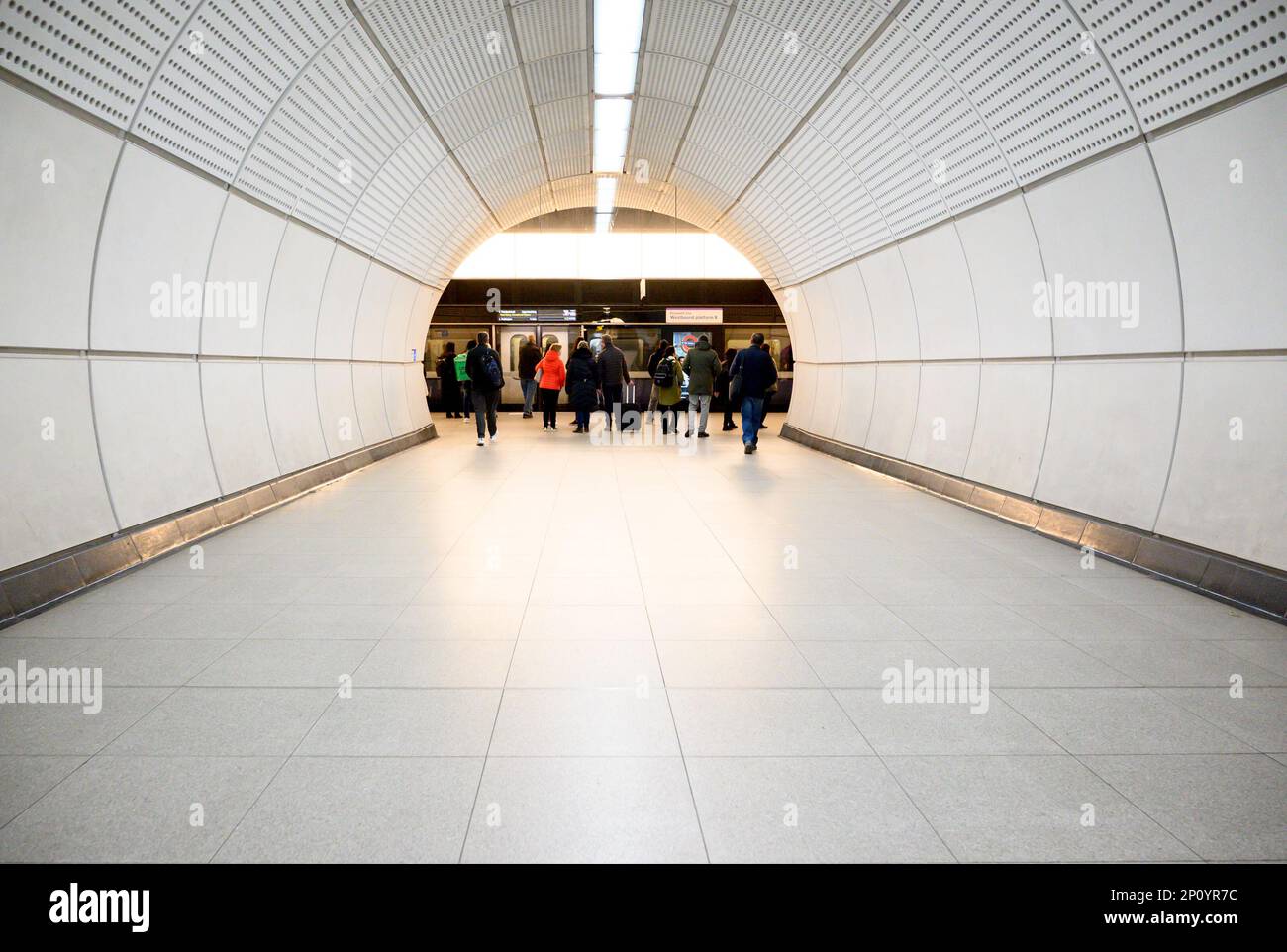 Londres, Angleterre, Royaume-Uni. Station Tottenham court Road sur la ligne Elizabeth - métro de Londres Banque D'Images