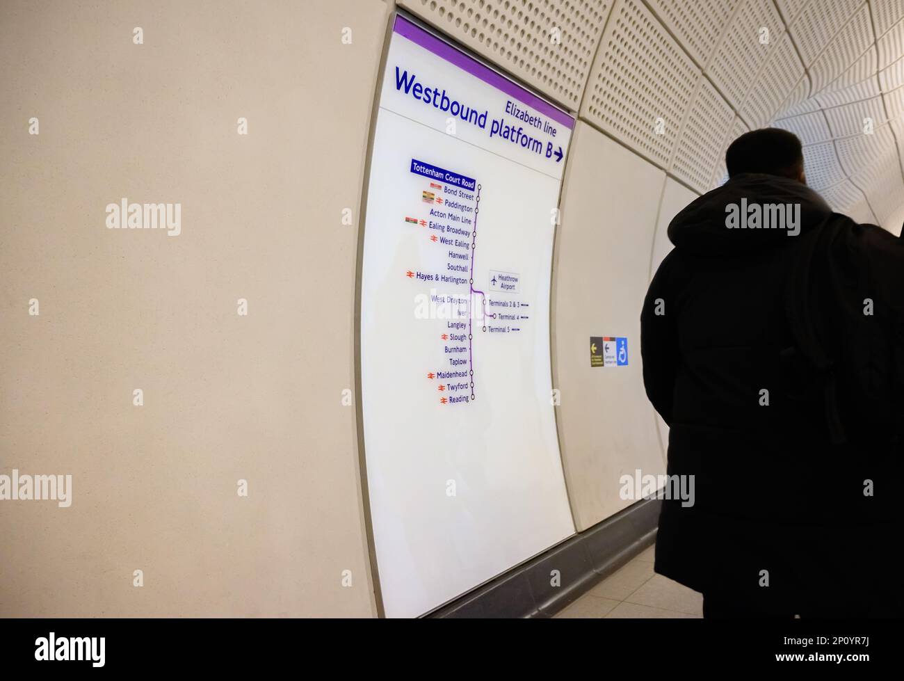 Londres, Angleterre, Royaume-Uni. Station Tottenham court Road sur la ligne Elizabeth - métro de Londres Banque D'Images