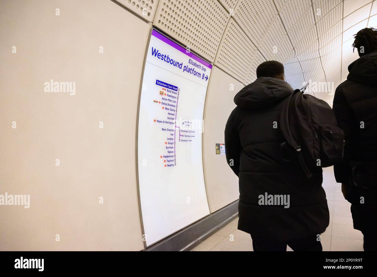 Londres, Angleterre, Royaume-Uni. Station Tottenham court Road sur la ligne Elizabeth - métro de Londres Banque D'Images