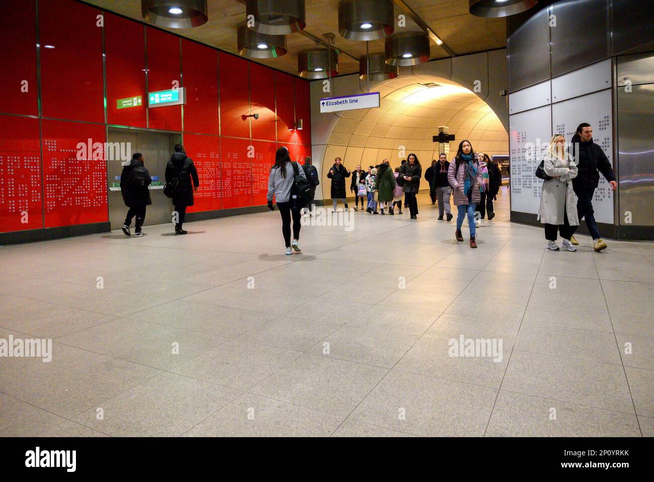 Londres, Angleterre, Royaume-Uni. Station Tottenham court Road sur la ligne Elizabeth - métro de Londres Banque D'Images