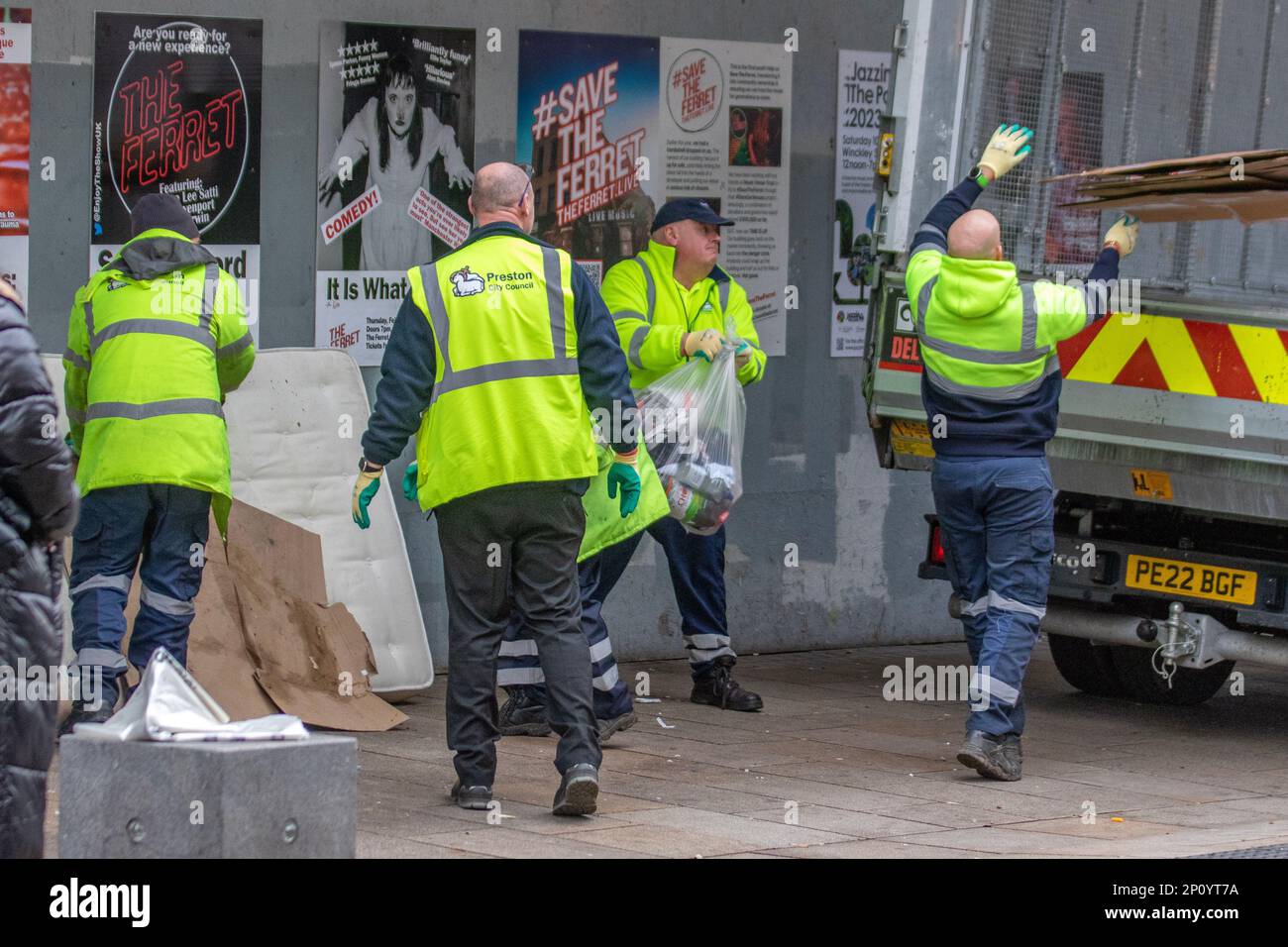 Preston Lancashire. 3 mars 2023. Météo Royaume-Uni. Des ouvriers du conseil  et des nettoyeurs de rue nettoient un camp de traîneaux rugueux établi à  l'extérieur d'un ancien magasin BHS, dans le centre-ville.