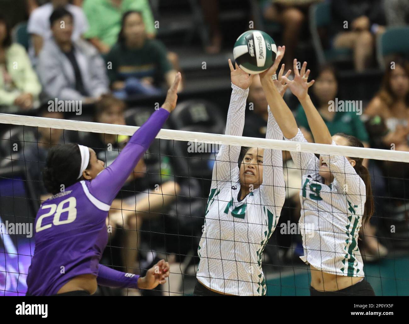 September 11, 2016: Hawaii setter Norene Iosia (10) and middle hitter Emily Maglio (19) block the kill attempt of Washington outside hitter Crissy Jones (28) at the Stan Sheriff Center in Honolulu, HI. (Photo by Darryl Oumi/Icon Sportswire) (Icon Sportswire via AP Images) Banque D'Images