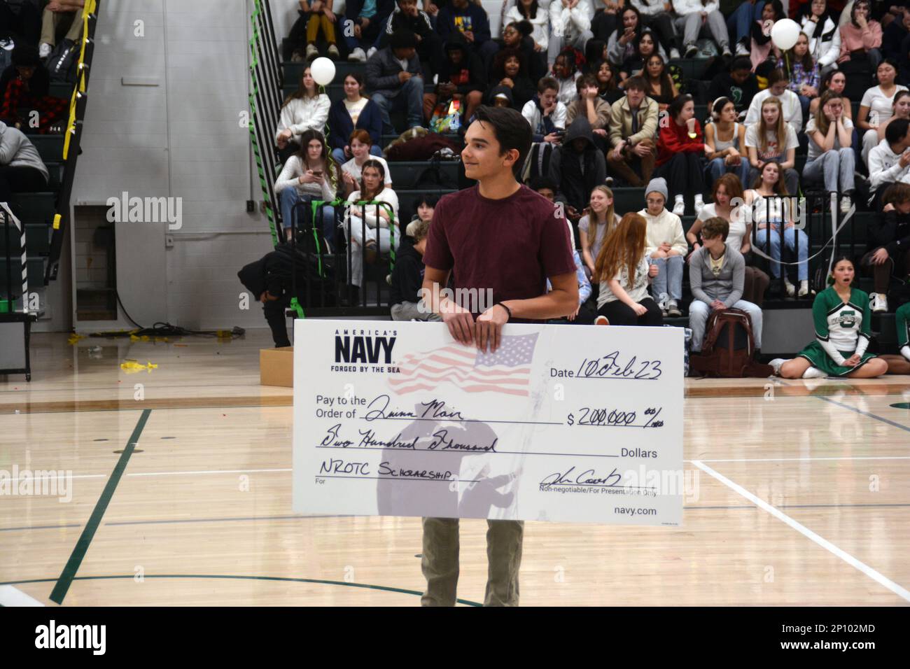 Quinn Mair reçoit la bourse NROTC lors d'une assemblée à la George Washington High School de Denver, Co Banque D'Images