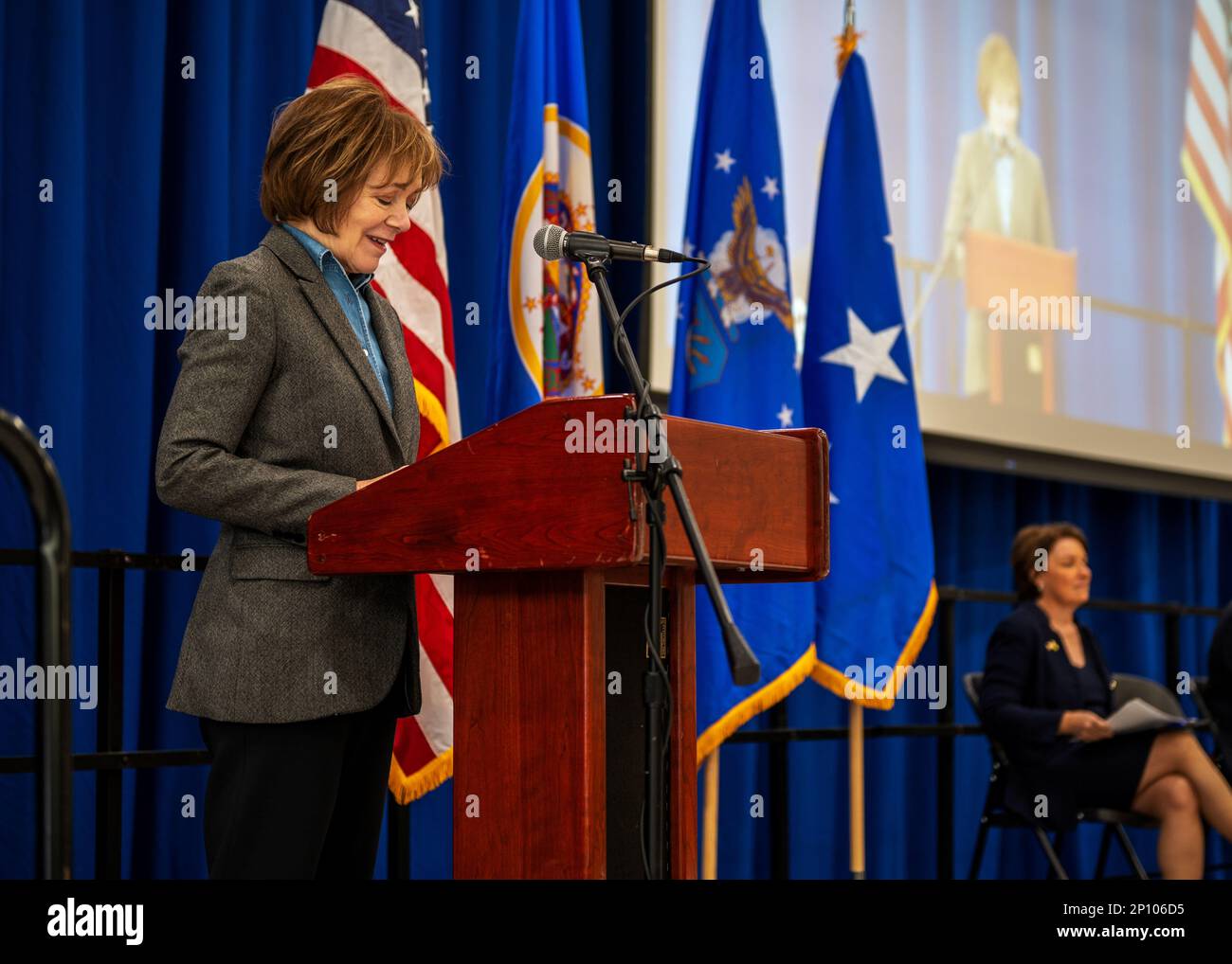 Le sénateur américain Tina Smith, D-Minn., commente les réalisations du Maj. Katie Lunning de l’escadre 133rd du transport aérien à St. Paul, Minn., 7 janvier 2023. La visite de Smith a été faite en l’honneur des actions extraordinaires de Lunning lors de l’évacuation de Kaboul, en Afghanistan, le 26 août 2021, qui a valu la décoration distinguée de la Croix volante de Lunning. Banque D'Images