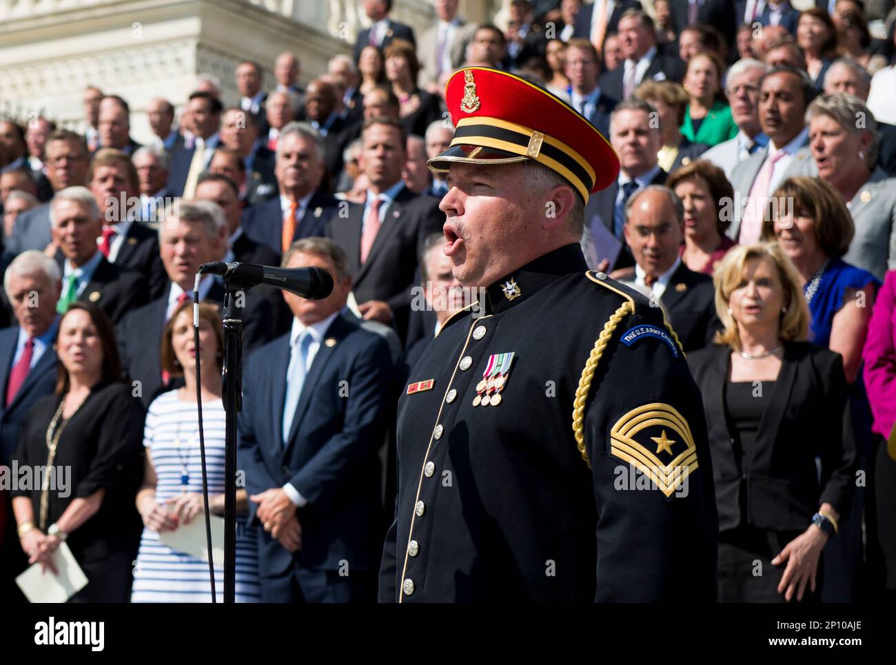 UNITED STATES - SEPTEMBER 9: A member of the U.S. Army Chorus leads members of Congress in the singing of God Bless America at the conclusion of the ceremony on the House steps to mark the 15th anniversary of 9/11on Friday, Sept. 9, 2016. (Photo By Bill Clark/CQ Roll Call) (CQ Roll Call via AP Images) Banque D'Images