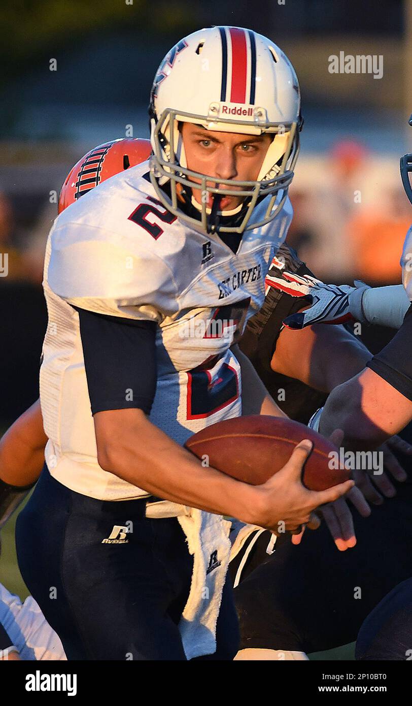 East Carter quarterback Taylor Hickle runs for a touchdown against Raceland during a high school football game Saturday, Sept. 3, 2016, in Raceland, Ky. Raceland won 52-6. (Kevin Goldy/The Daily Independent via AP) Banque D'Images