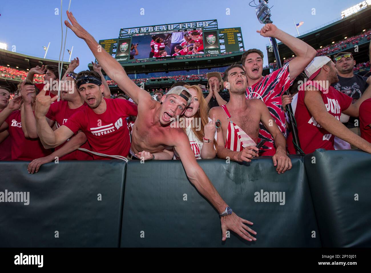 3 September 2016: Wisconsin Badger fans celebrate after the Wisconsin Badgers defeat the 5th ranked LSU Tigers (16-14) at the Lambeau Field College Classic at Lambeau Field in Green Bay, WI. (Photo by Dan Sanger/Icon Sportswire) (Icon Sportswire via AP Images) Banque D'Images