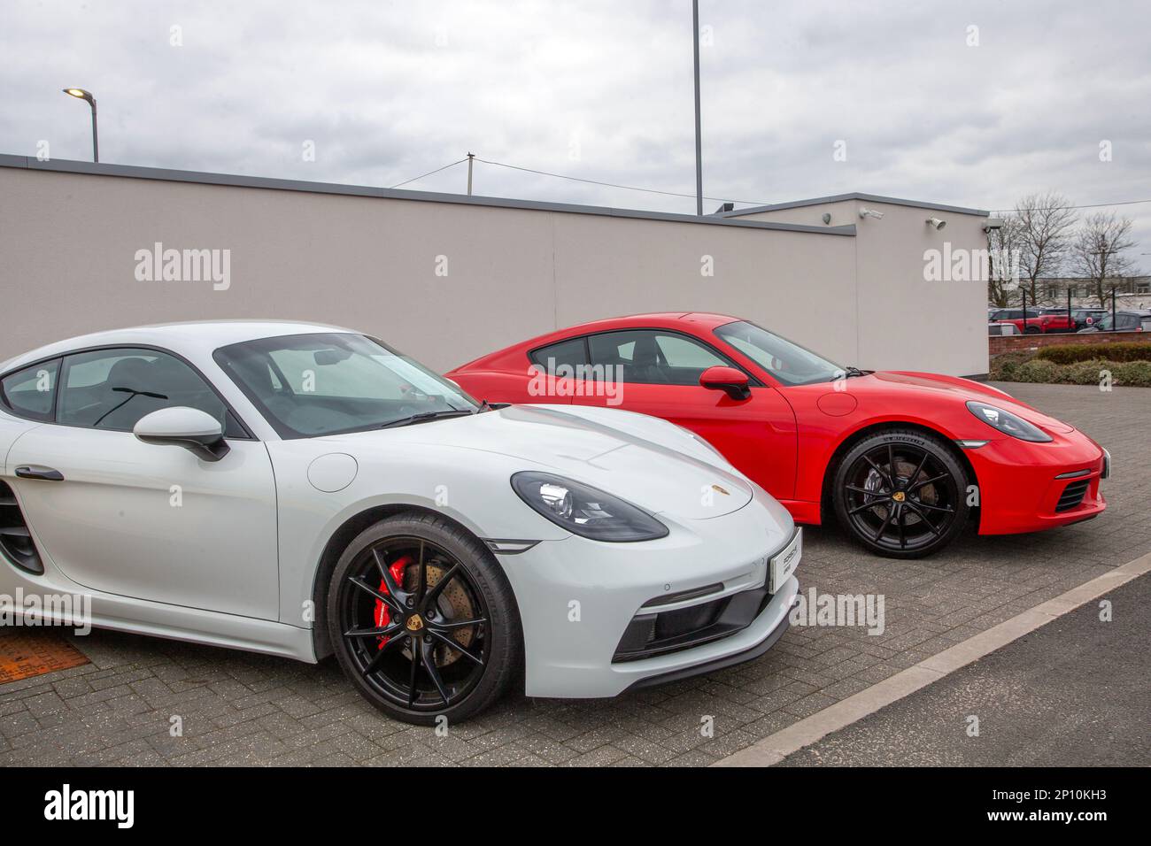 2020 blanc PORSCHE CAYMAN BOXSTER S PDK 2497cc 7 vitesses semi-automatic718 Cayman propulsion 1998cc essence 7 vitesses automatique. Véhicules PORSCHE APPROVED en vente à Preston, Royaume-Uni Banque D'Images