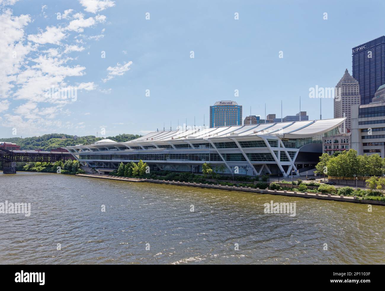 Centre-ville de Pittsburgh : le centre des congrès David L. Lawrence surplombe la rivière Allegheny; ses étages supérieurs sont répartis sur le sentier du patrimoine de Three Rivers. Banque D'Images