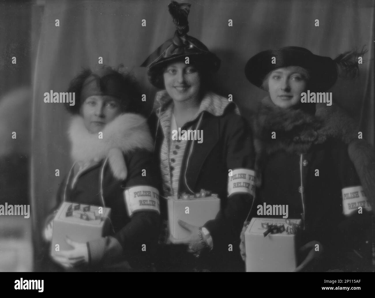 Crosbie, Violet, Mlle, et d'autres membres du groupe polonais de secours, photographie de portrait, 1916. Banque D'Images