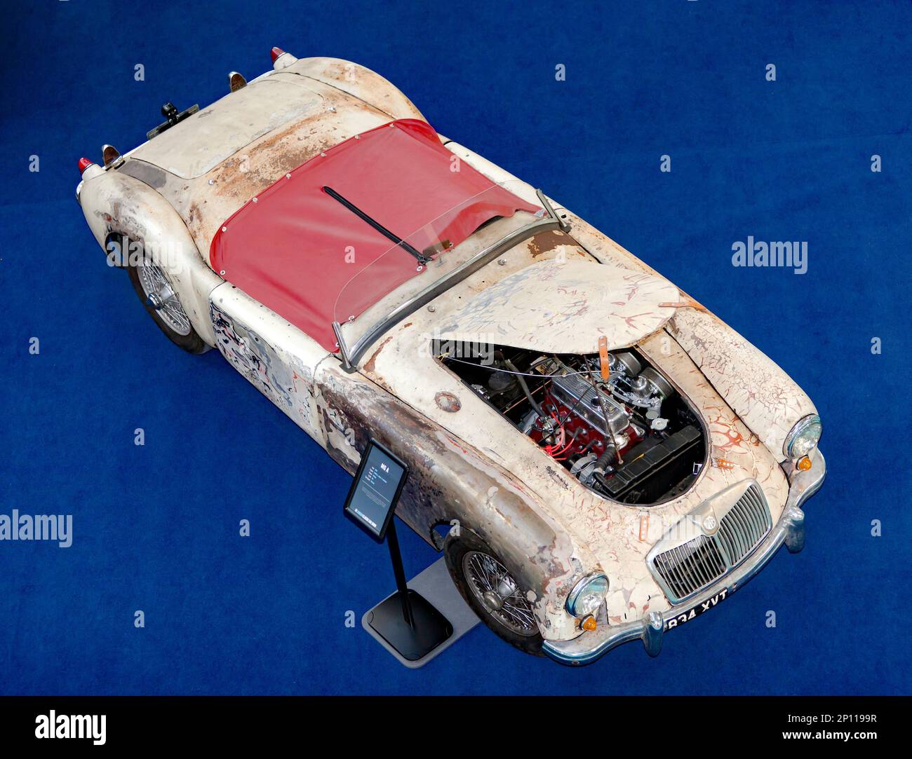 Vue de l'ensemble d'une pièce MGA restaurée mécaniquement, 1957, du Barn Find Display, au London Classic car Show 2023 Banque D'Images