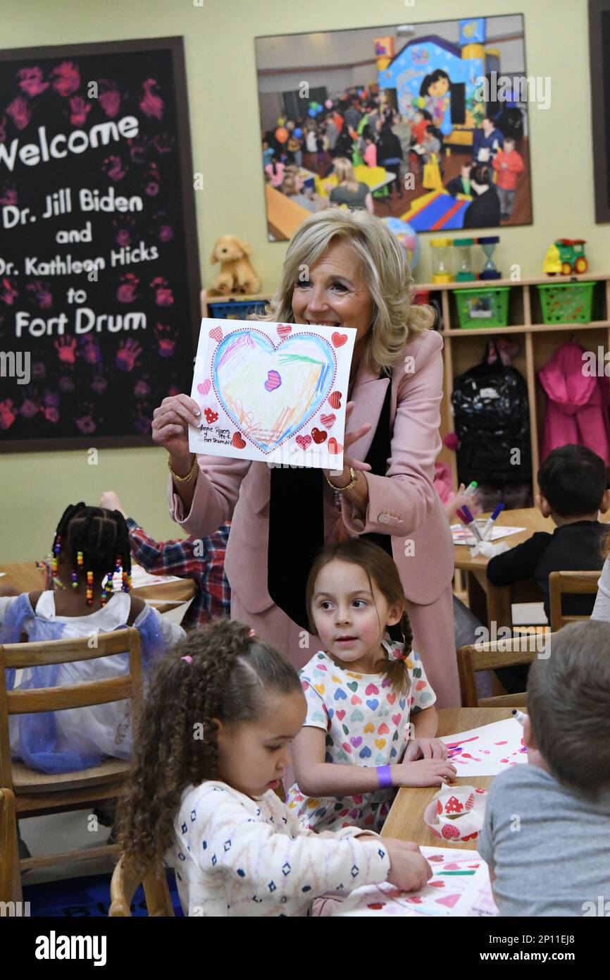 La première dame, Jill Biden, parle avec les enfants de Pre-K au Centre de développement pour enfants de South Riva Ridge pendant qu'ils travaillent sur un projet artistique de la Saint-Valentin qui sera exposé à la Maison Blanche. Biden s'est joint au sous-secrétaire de la Défense, Dre Kathleen Hicks, lors d'une visite de fort Drum le 30 janvier, où ils ont parlé avec des soldats et des membres de leur famille lors d'un déjeuner de l'USO et des possibilités d'emploi pour les conjoints lors d'une table ronde au Family Resource Centre. Banque D'Images