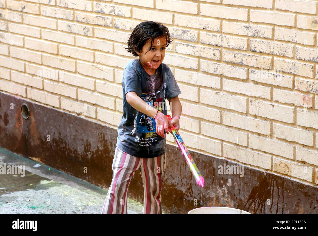 Mars 20222, Hisar, Haryana : enfants indiens célébrant Holi avec des couleurs et des pichkari pendant le festival Holi Banque D'Images