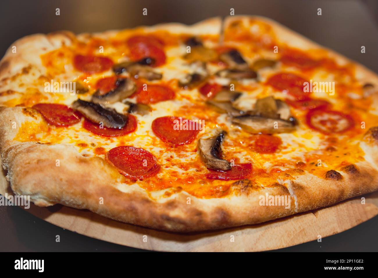 Cuisine, cuisinée, Pizza, Mushroom et Pepperoni Pizza dans l'Eatery italienne de la Tavola à Southwick, West Sussex, Angleterre. Banque D'Images