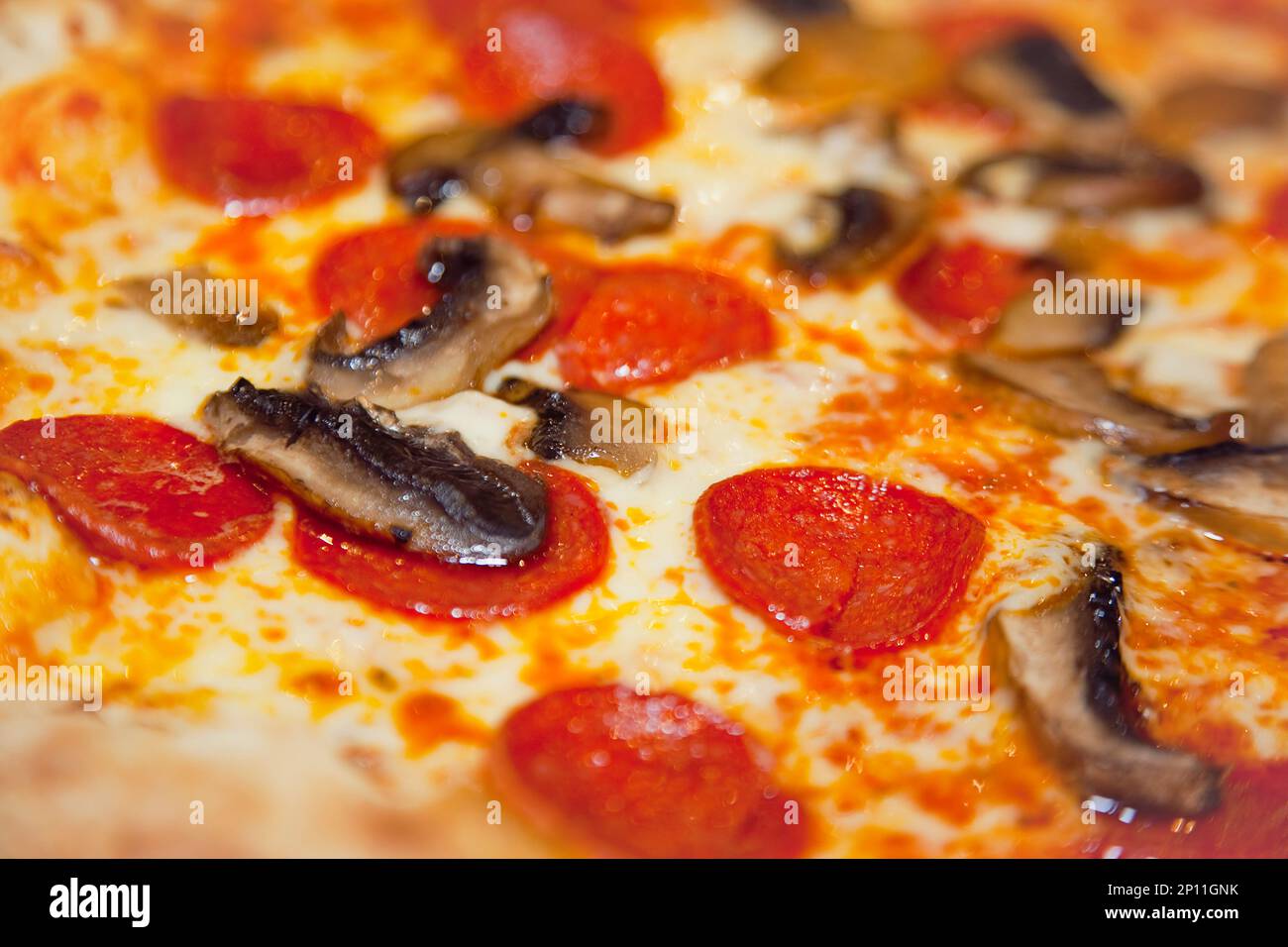 Cuisine, cuisinée, Pizza, Mushroom et Pepperoni Pizza dans l'Eatery italienne de la Tavola à Southwick, West Sussex, Angleterre. Banque D'Images