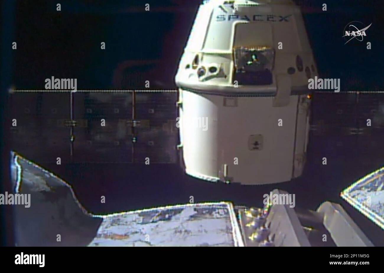 In this frame grab taken from NASA Television, a SpaceX Dragon capsule separates from a robotic arm of the International Space Station en route back to Earth with a load of science experiments and gear from the space station, Friday, Aug. 26, 2016. (NASA via AP) Banque D'Images