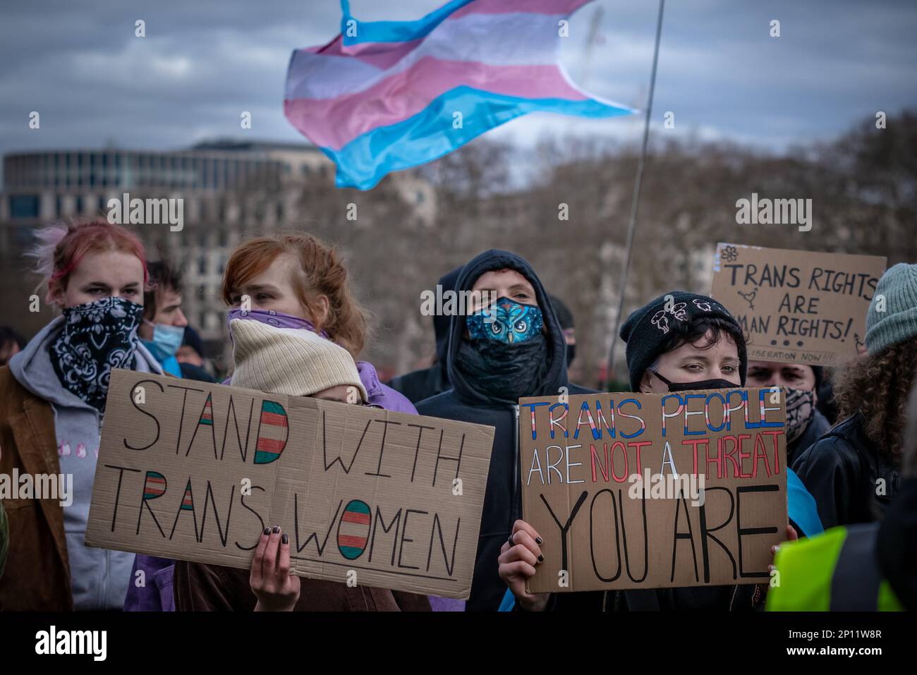 Les militants des droits transgenres protestent contre les féministes de Standing for Women près de The Reformerss' Tree à Hyde Park, Londres, Royaume-Uni. Banque D'Images