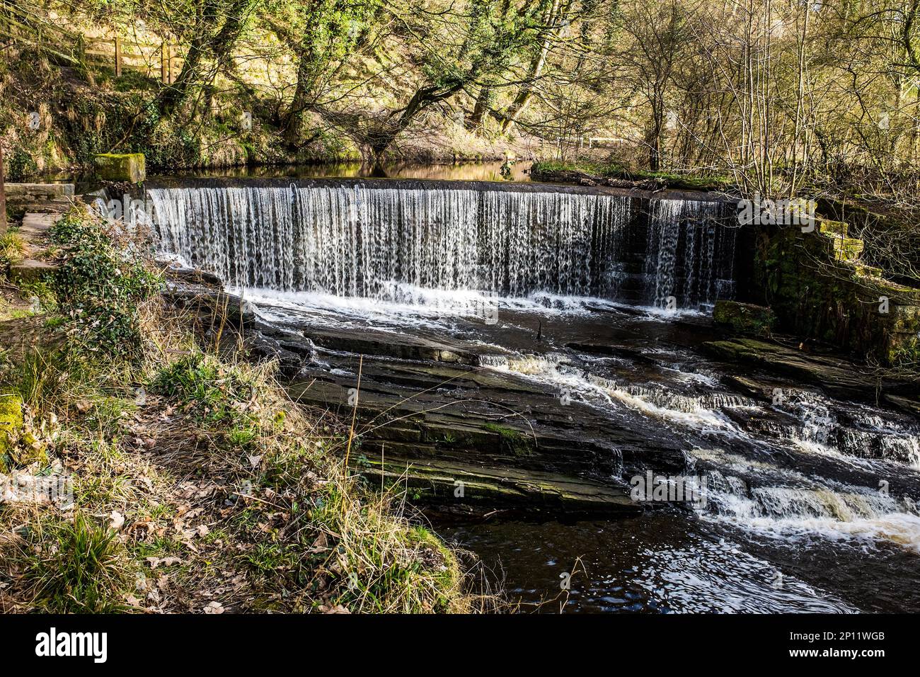 La rivière Yarrow coule au-dessus de Birkacre Weir. Banque D'Images