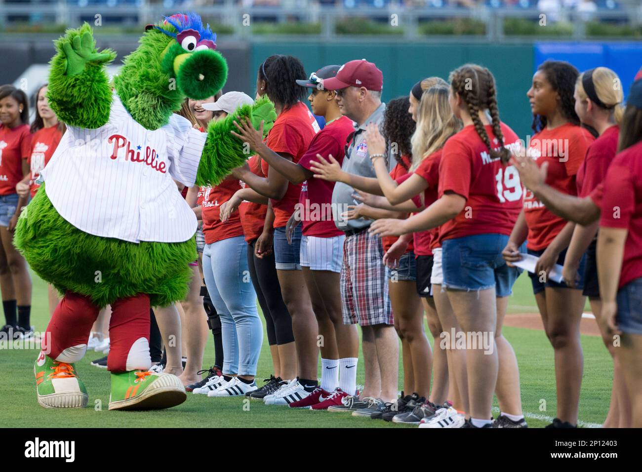 August 17, 2016: The Phillie Phanatic interacts prior to the MLB game between the Los Angeles Dodgers and Philadelphia Phillies at Citizens Bank Park in Philadelphia, Pennsylvania. The Los Angeles Dodgers won 7-2. Christopher Szagola/CSM (Cal Sport Media via AP Images) Banque D'Images
