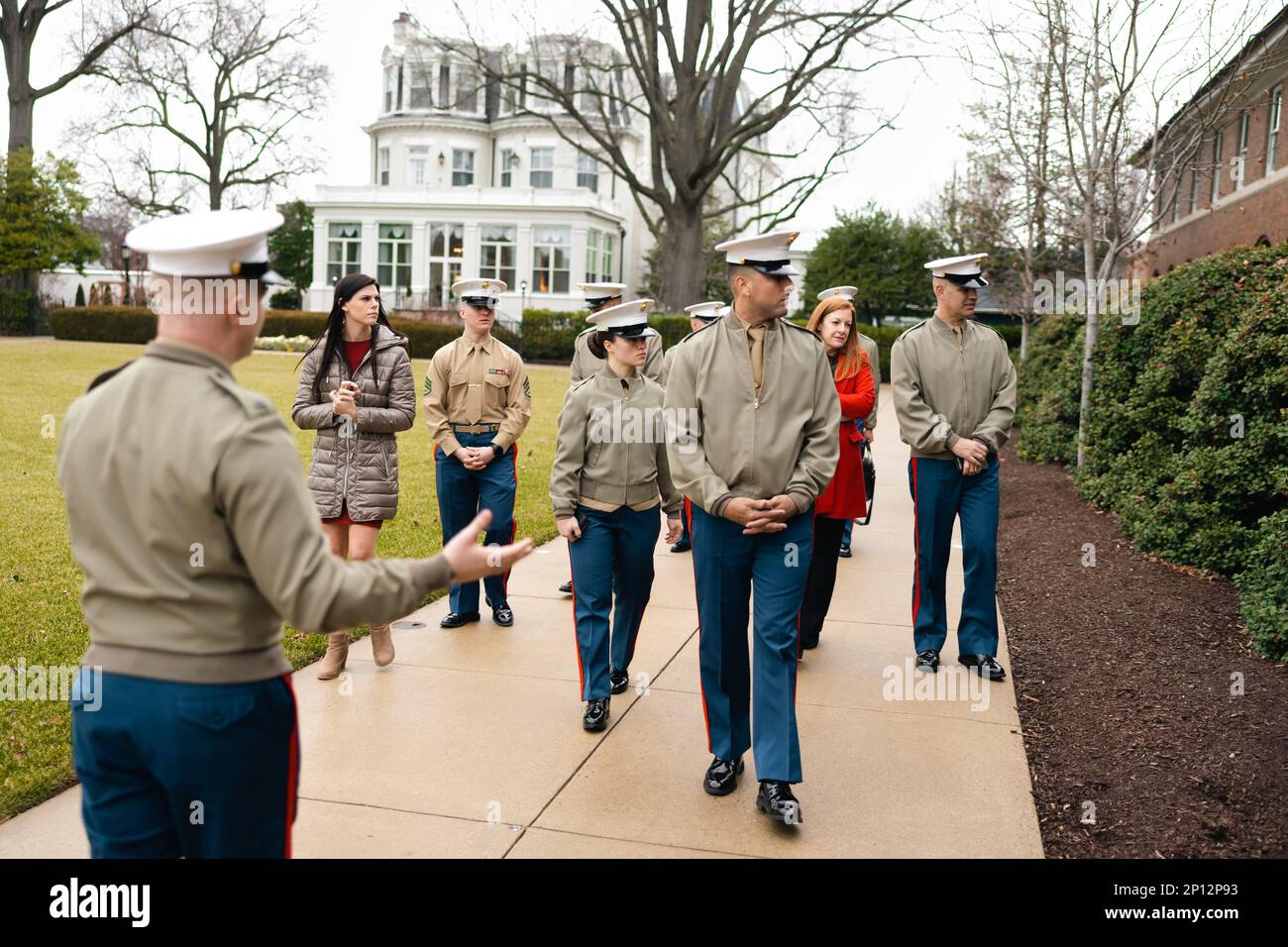 ÉTATS-UNIS Les Marines et leurs familles assistant au Commandant du Marine corps Combined Awards Program, tour Marine Barracks Washington, D.C., 17 janvier 2023. Le programme de prix combinés du MCC a reconnu Marines dans l'exercice de fonctions spéciales d'instructeur de combat, d'instructeur de forage, de garde de la sûreté maritime et de recruteur, qui a incarné un leadership extraordinaire, des compétences supérieures en gestion et en organisation, un dévouement infidèle au devoir et une performance exceptionnelle tout au long de l'année. Banque D'Images