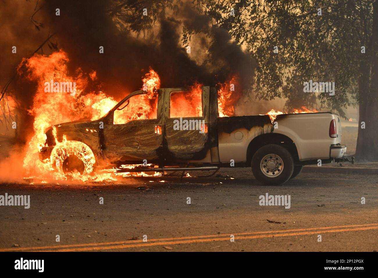A truck burns on Main Street in the town of Lower Lake, Calif. on Sunday, August 14, 2016. Flames continue to burn out of control in the area. Cal Fire spokeswoman Suzie Blankenship said the fire was creating its own weather pattern and shifted direction Sunday afternoon into populated areas. (AP Photo/Josh Edelson) Banque D'Images