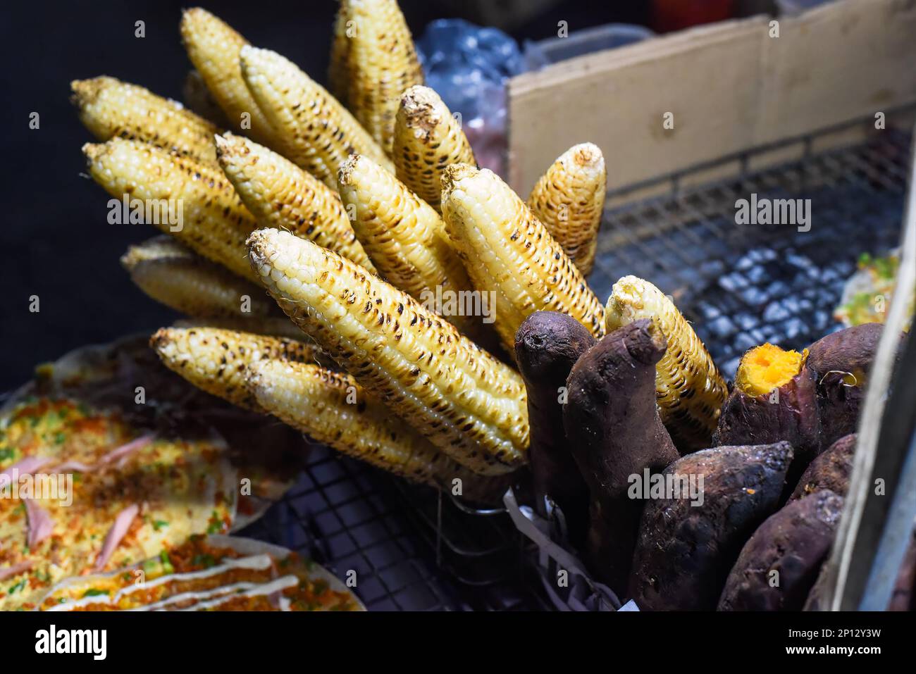 Patate douce grillée et maïs dans le marché nocturne vietnamien à Da Lat Banque D'Images