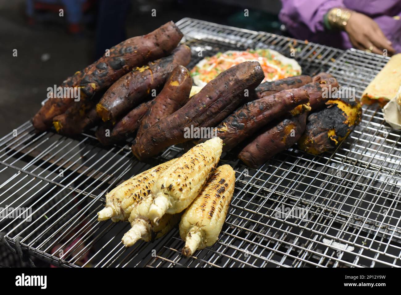 Patate douce grillée et maïs dans le marché nocturne vietnamien à Da Lat Banque D'Images