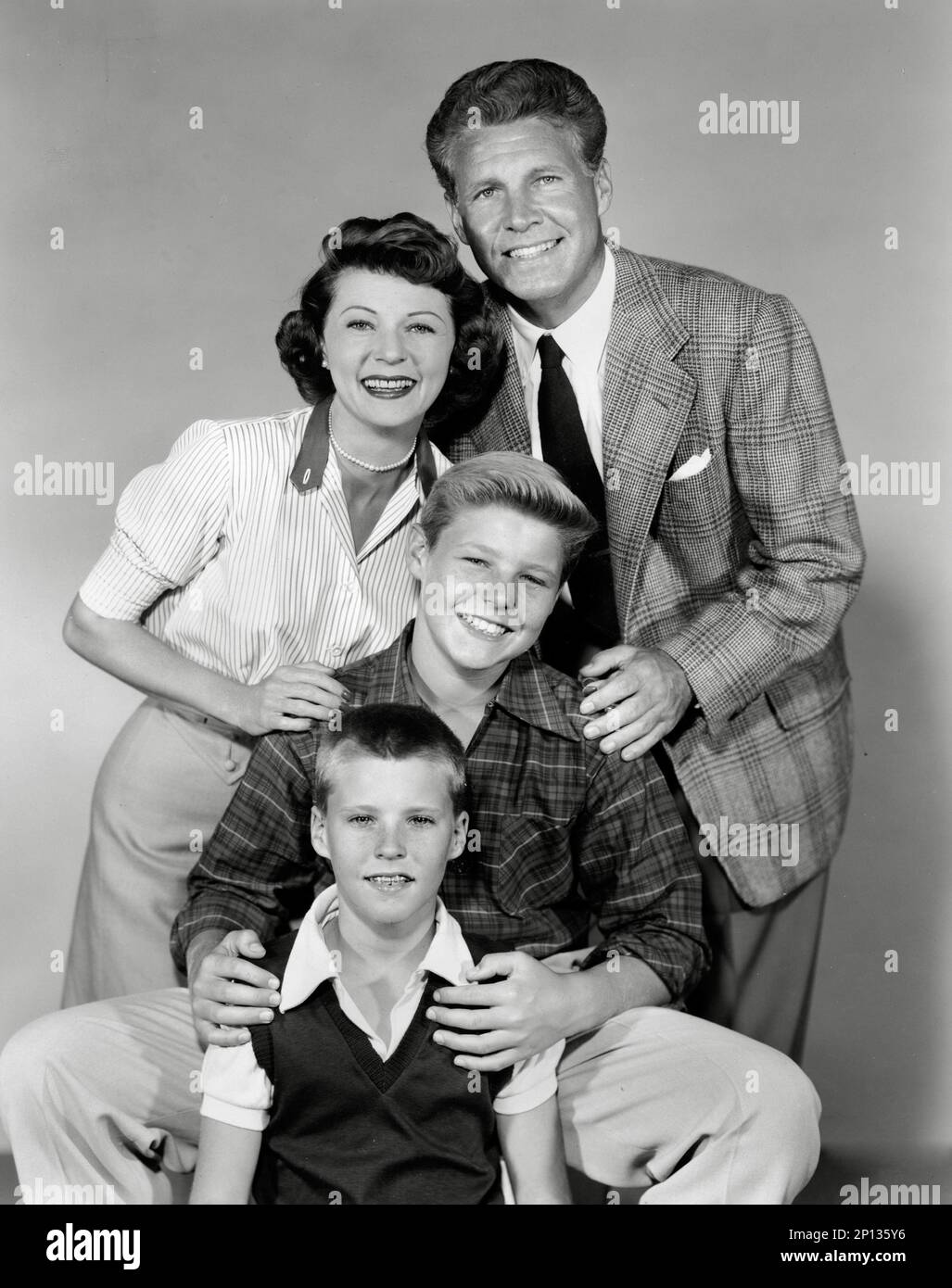 Harriet Nelson, Ozzie Nelson, David Nelson, Ricky Nelson (la famille Nelson), « The Adventures of Ozzie and Harriet » vers 1952 American International. Référence du dossier no 34408-317THA Banque D'Images