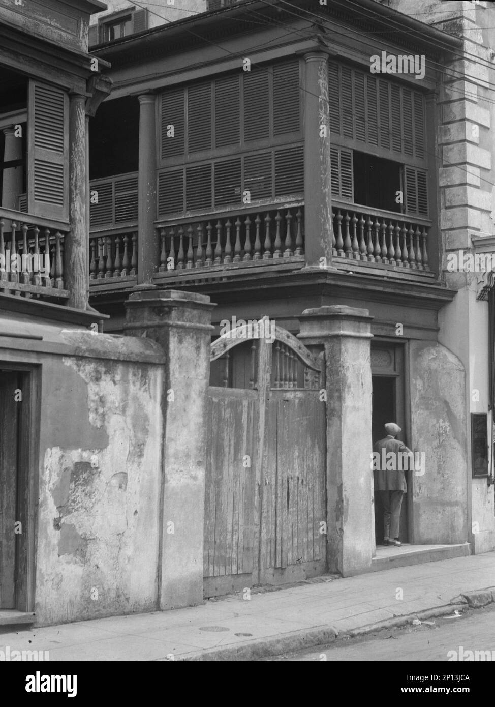 Maison à plusieurs étages derrière un mur clôturé, la Nouvelle-Orléans ou Charleston, Caroline du Sud, entre 1920 et 1926. Banque D'Images