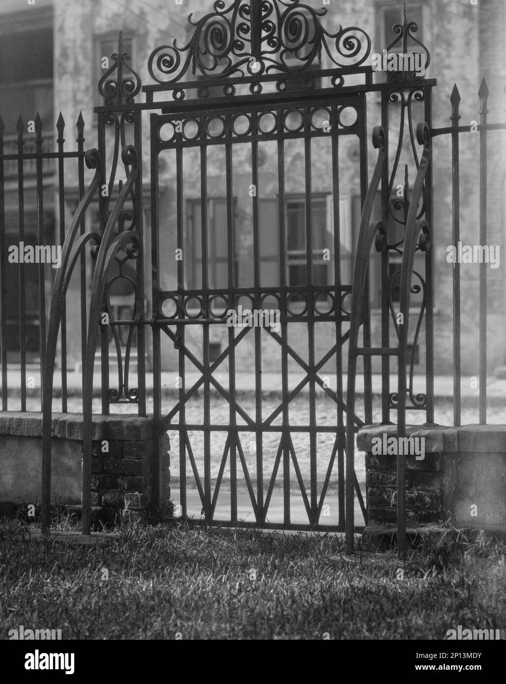 Porte en fer forgé, la Nouvelle-Orléans ou Charleston, Caroline du Sud, entre 1920 et 1926. Banque D'Images