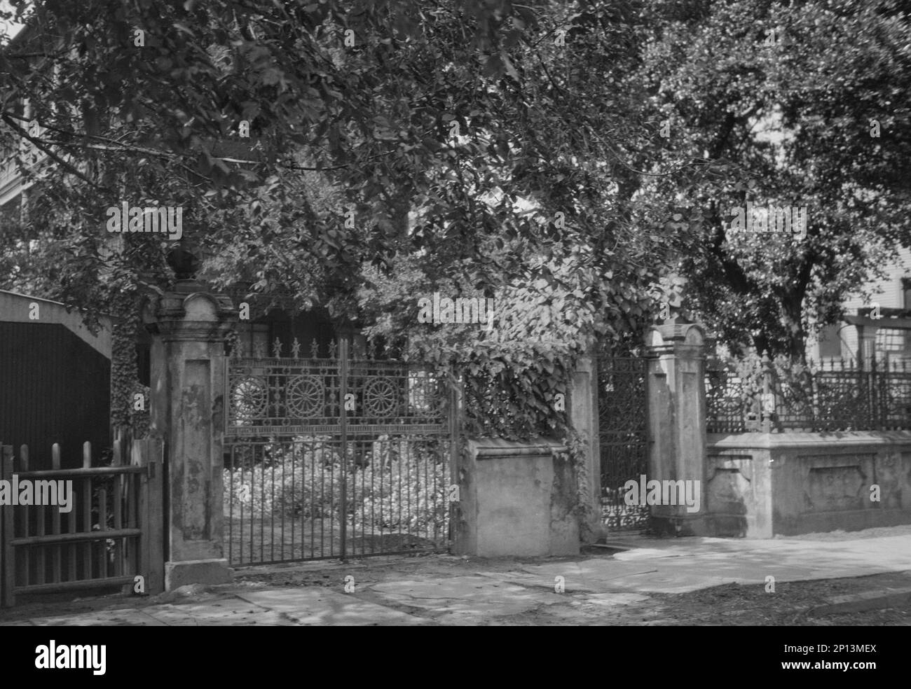 Porte et clôture en fer forgé, la Nouvelle-Orléans ou Charleston, Caroline du Sud, entre 1920 et 1926. Banque D'Images