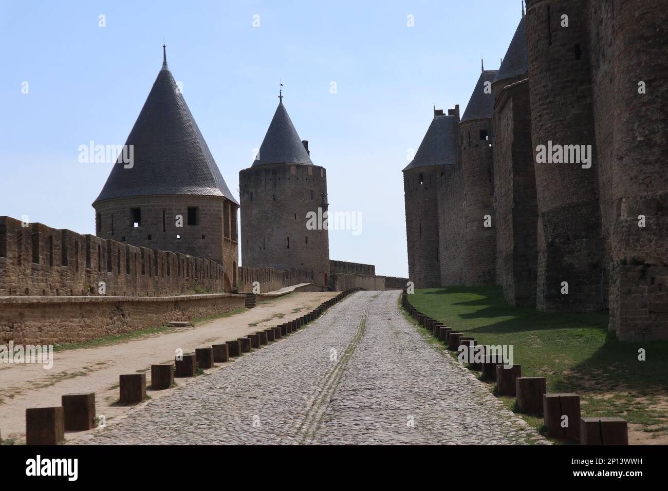 Chemin de transport par le mur de Carcassonne, France Banque D'Images