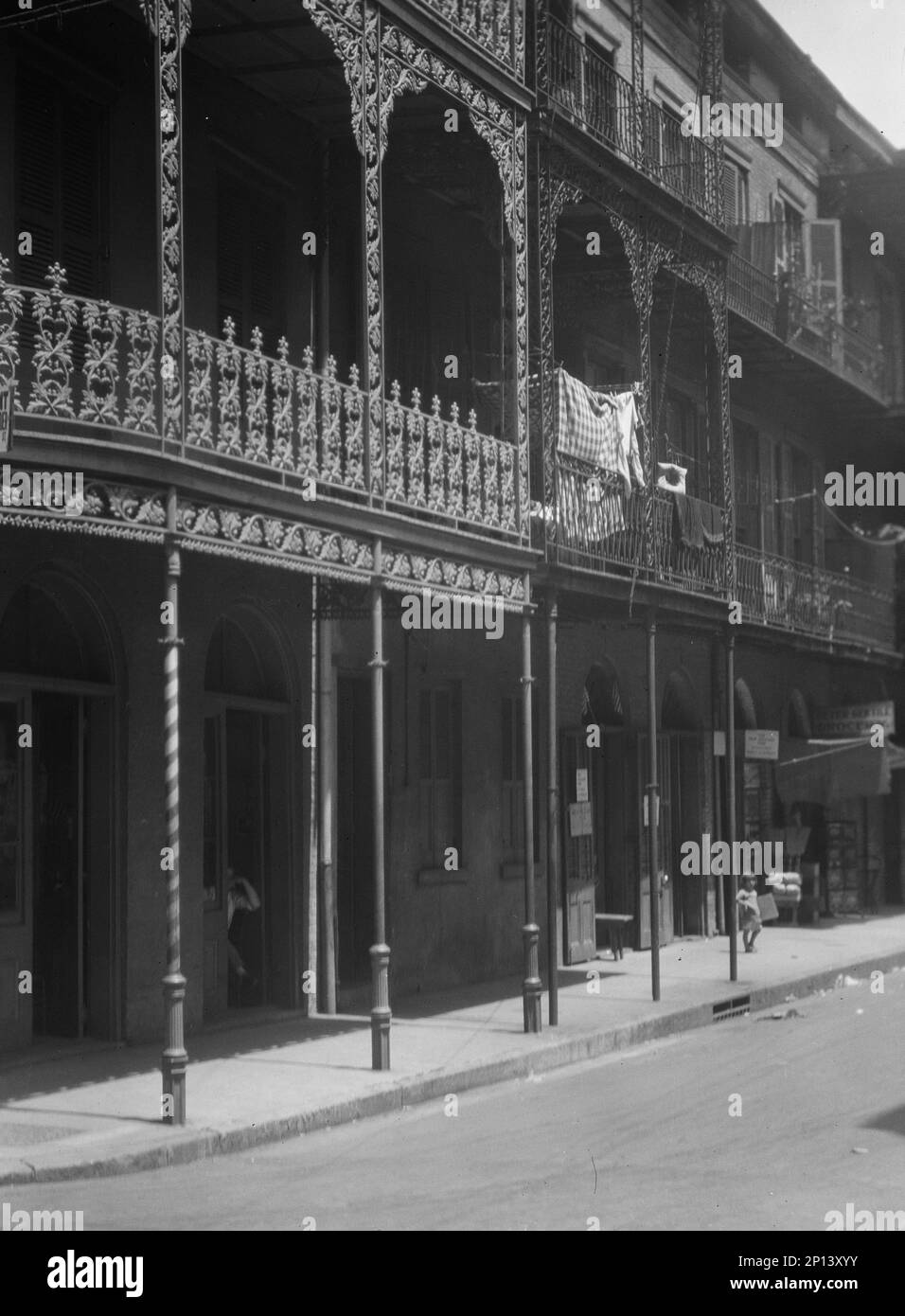 Scène de rue dans le quartier français, la Nouvelle-Orléans, entre 1920 et 1926. Banque D'Images