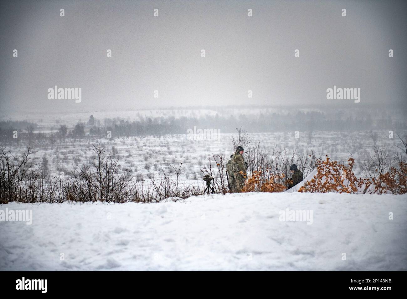 1-120th des observateurs de l'avant du Régiment d'artillerie de campagne ont localisé des cibles et ont appelé à l'incendie pendant la grève du Nord 23-1, le 24 janvier 2023, au Camp Grayling, au Michigan. Les unités qui participent à la phase d’hiver de la grève du Nord sont prêtes en menant une formation conjointe par temps froid conçue pour atteindre les objectifs de la Stratégie pour l’Arctique du ministère de la Défense. Banque D'Images